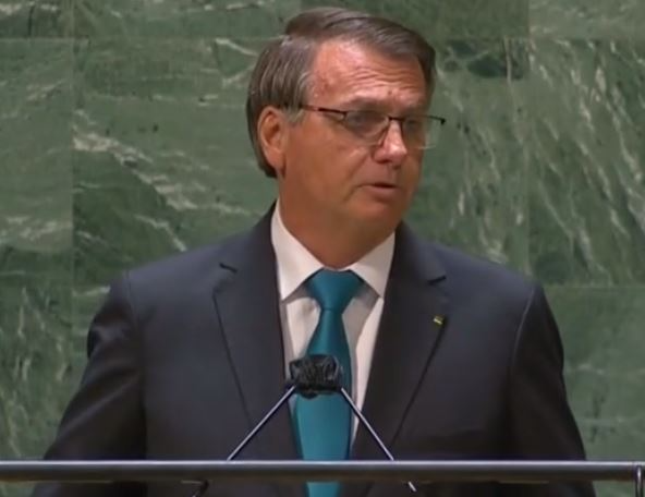 Bolsonaro afirma que Brasil "estava à beira do socialismo" e diz respeitar a Constituição