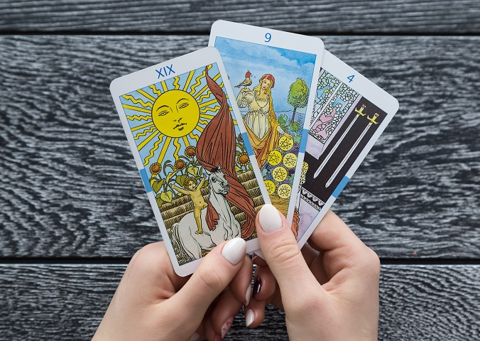 Qual a diferença entre tarô e astrologia? Entenda