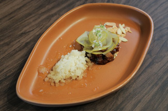 Compota de maçã verde e mel de abelha nativa, granité de chá branco e flor de sabugueiro | Band Receitas