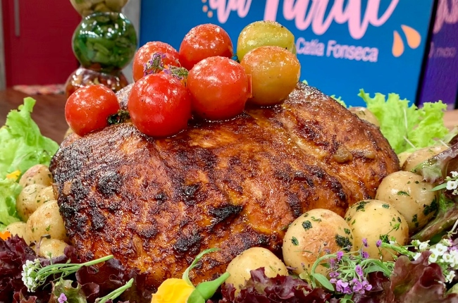 Pernil com batatas coradas e molho de laranja e farofa de cebola com ameixa | Band Receitas