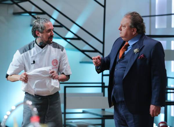 Marcelus e Erick Jacquin interagem no MasterChef Profissionais