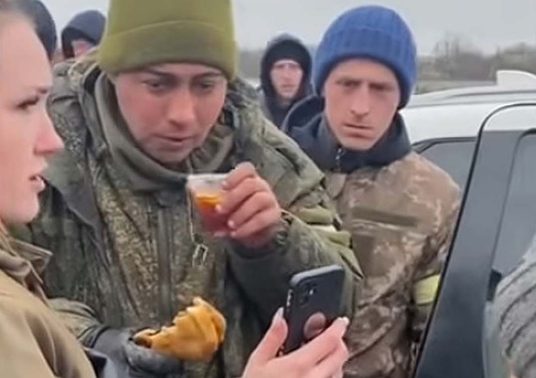 Vídeo: soldado russo se rende e ganha comida e chá de ucranianos