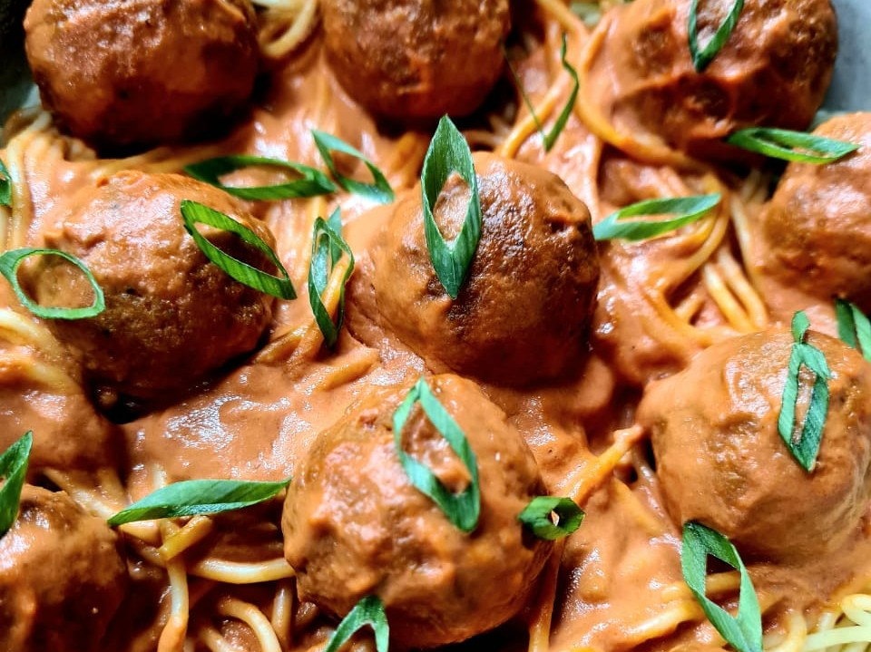 Macarrão com molho rosé e almôndega suína | Band Receitas