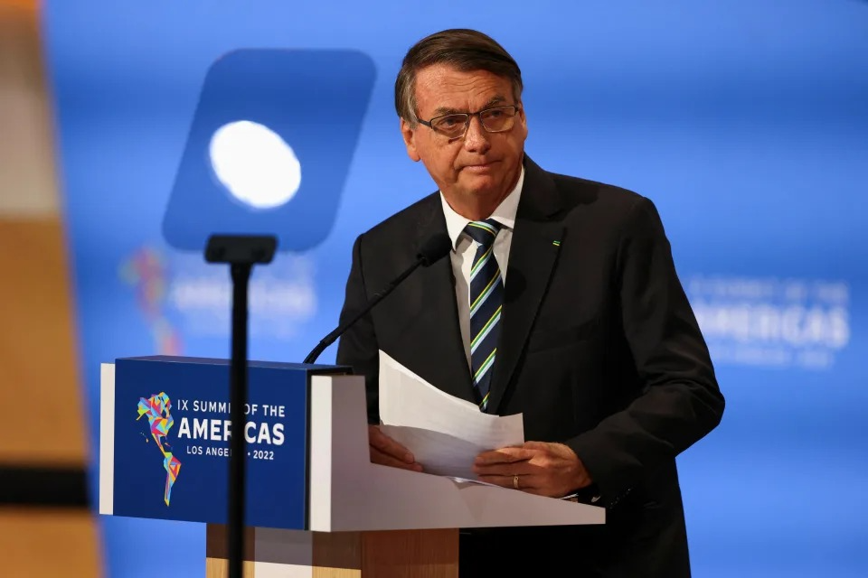 Bolsonaro diz que governo faz 'busca incansável' por desaparecidos na Amazônia