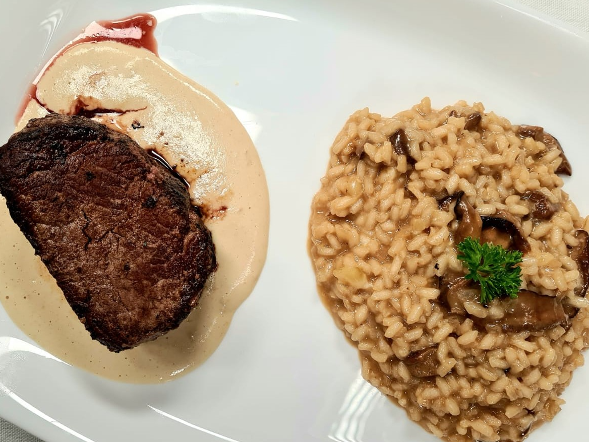 Risoto de shitake com medalhão de filé mignon e molho de mostarda dijon&nbsp;| Band Receitas