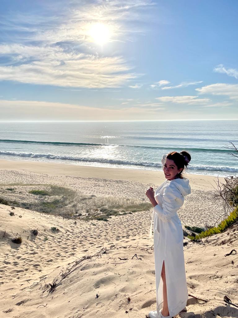 Ana Paula admira a vista da praia na Comporta, região paradisíaca de Portugal e pouco conhecida pela maioria dos turistas que vão ao país.