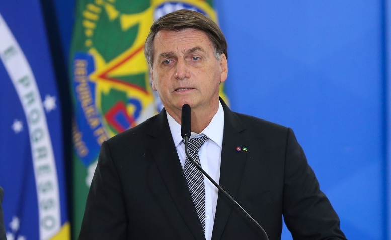 Bolsonaro chama de "idiota" quem defende comprar feijão em vez de fuzil