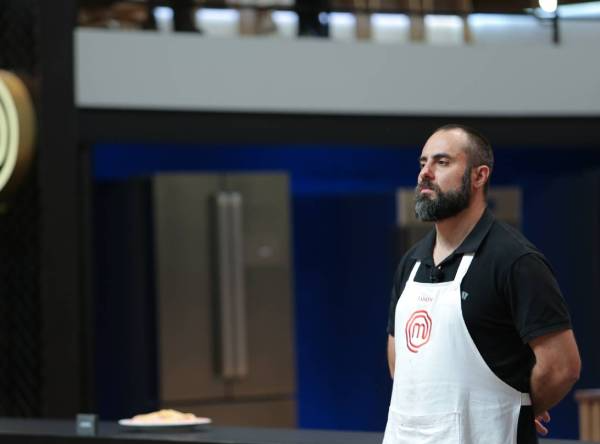 Jason serve bolo destruído, é eliminado do MasterChef e recebe apoio dos chefs