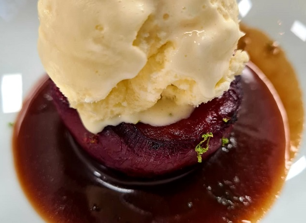 Ameixa grelhada com caramelo e sorvete de creme | Band Receitas