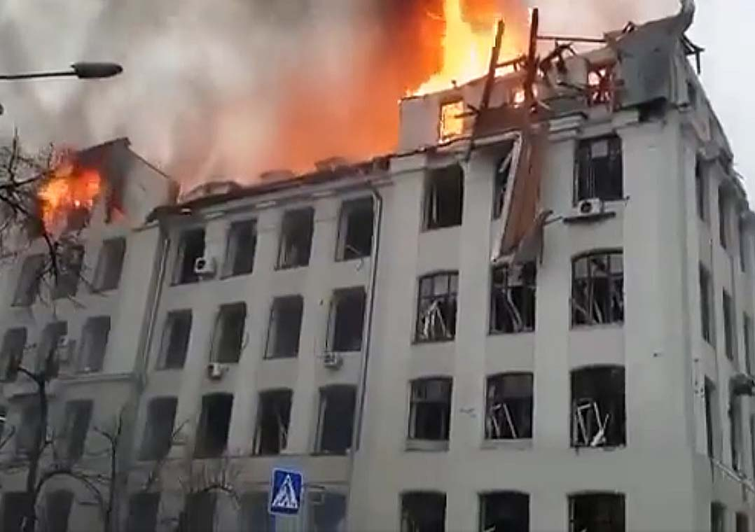 Míssil atinge prédio da polícia em Kharkiv