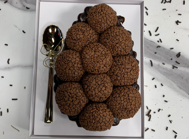 Saiba como acertar no ponto do brigadeiro para rechear ovo de colher Vibra