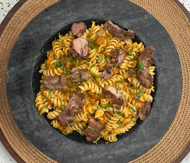 Macarrão ao molho espanhol com bife | Band Receitas