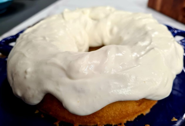 Bolo de milho com calda de requeijão | Band Receitas