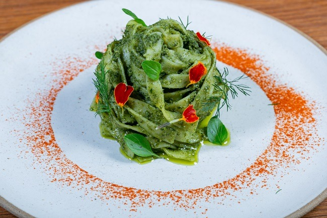 Fettuccine caseiro ao molho pesto | Band Receitas