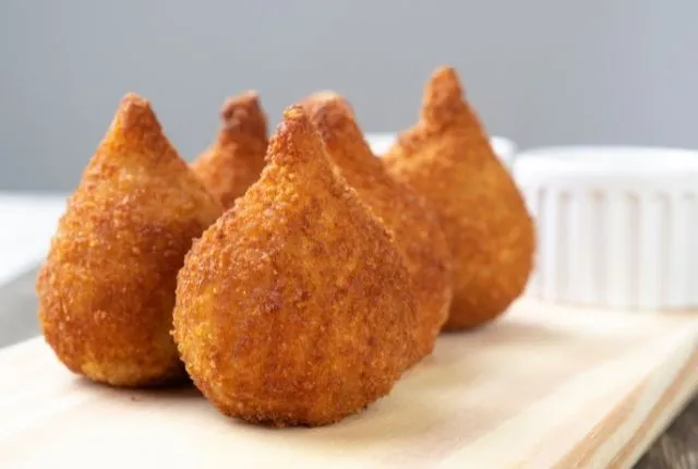 Coxinha de pernil com massa de mandioca | Band Receitas