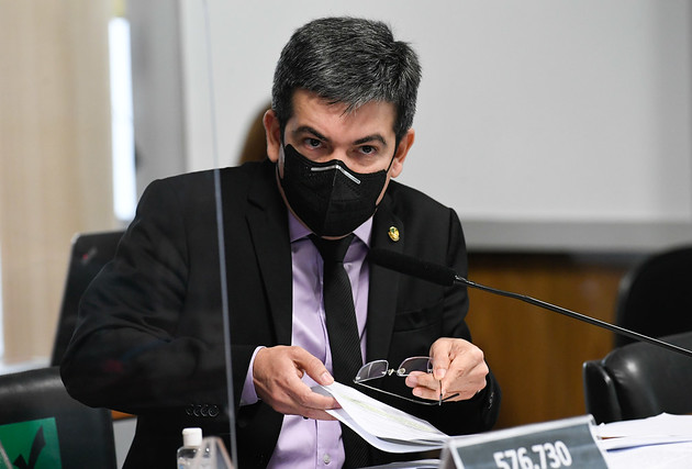 Randolfe rebate fala de Bolsonaro sobre fuzil: "Povo não tem dinheiro nem para comprar faca"