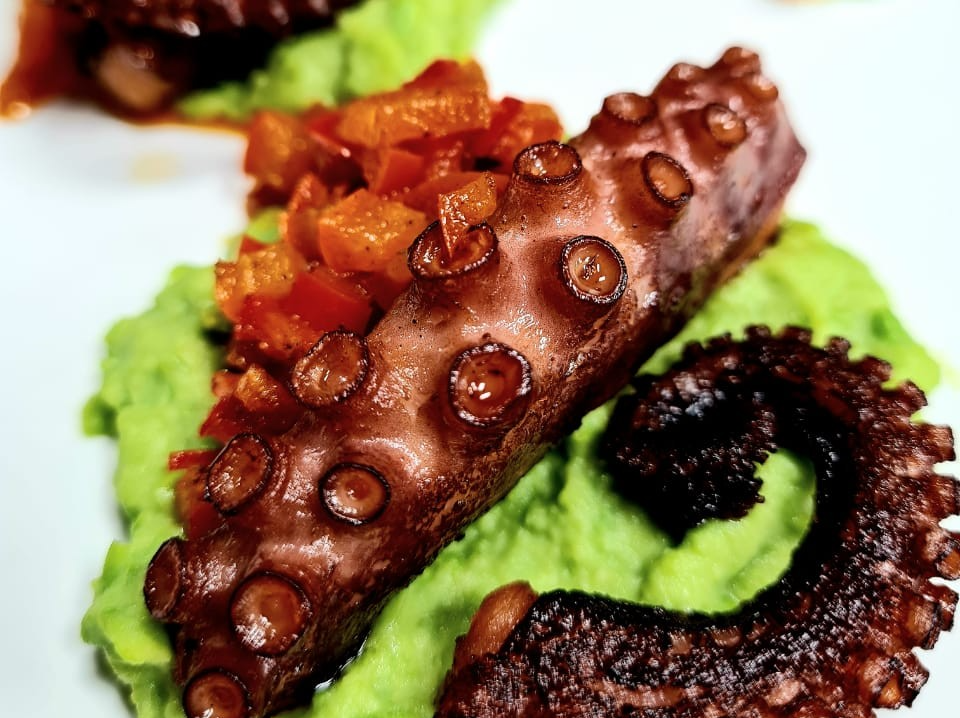 Polvo com Molho de Pimentão e Purê de Ervilha | Receita Swift