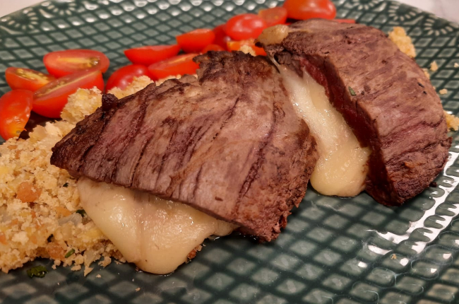 Paillard de mignon com queijo e farofa de ovo | Band Receitas