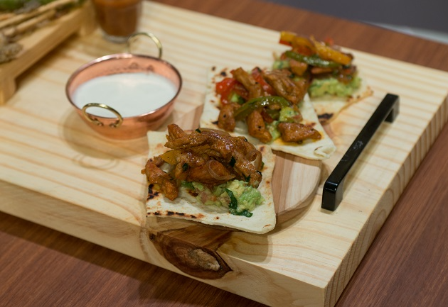 Taco de filé suíno, guacamole em tortilha de trigo e sour cream de coalhada | Band Receitas