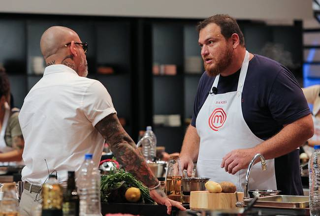 Henrique Fogaça e Daniel em cena do terceiro episódio do MasterChef. (Foto: Melissa Haidar/Band)