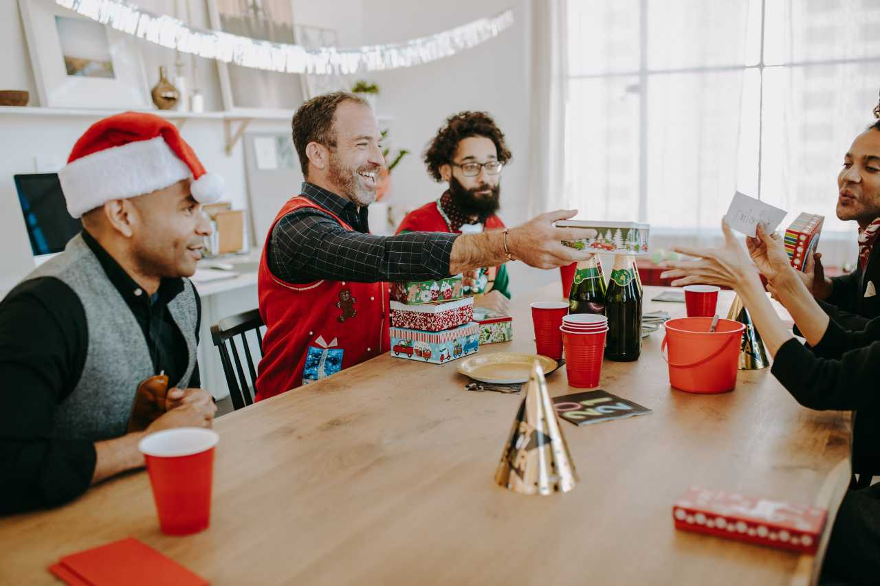 Não sabe o que dar de presente de amigo secreto? Veja opções a partir de R$ 35