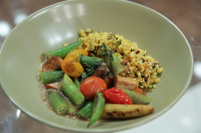 Gumbo de quiabo vegetariano com farofa de milho e nibs de cacau | Band Receitas