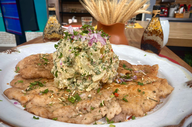 Porquinho espalmado ao molho com salada de batata morna | Band Receitas