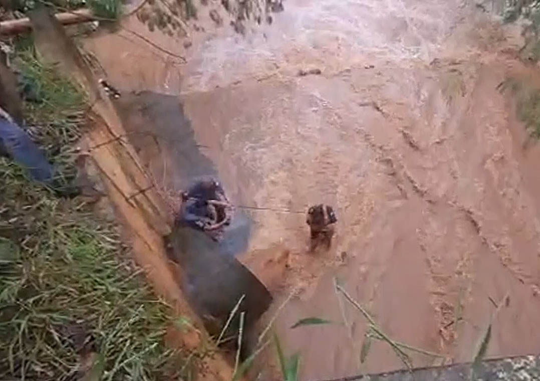 Vídeo: polícia salva menino preso em correnteza em Bauru (SP)