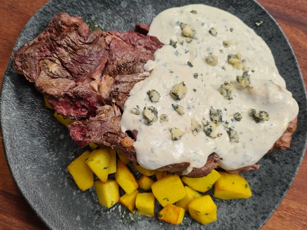 Contrafilé com molho gorgonzola e batata sauté | Band Receitas