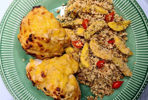 Frango com Crosta de Queijo e Farofa de Banana | Band Receitas