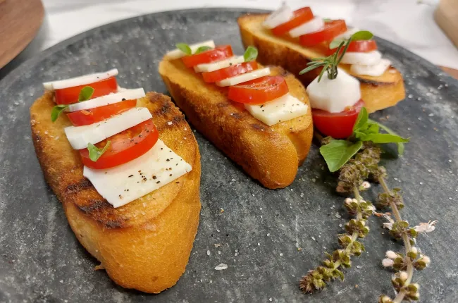 Bruschetta caprese | Band Receitas