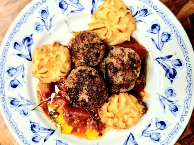 Chapadinho de carne moída com batata duquesa e molho de tomate | Band Receitas