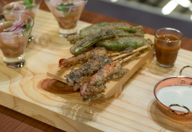 Tempurá de camarão, quiabo, ervilha torta com molho de wasabi | Band Receitas