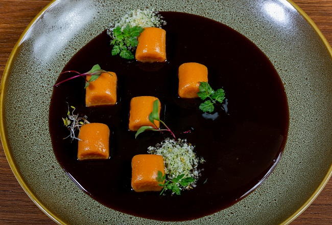 Nhoque de batata doce laranja com molho de cebola caramelizada | Band Receitas