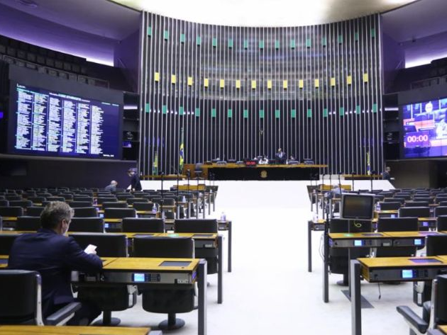 Comissão da Câmara aprova PEC que muda teto de gastos para viabilizar Auxílio Brasil