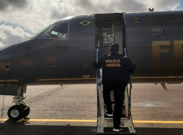Restos mortais que podem ser de Bruno e Dom são levados para Brasília