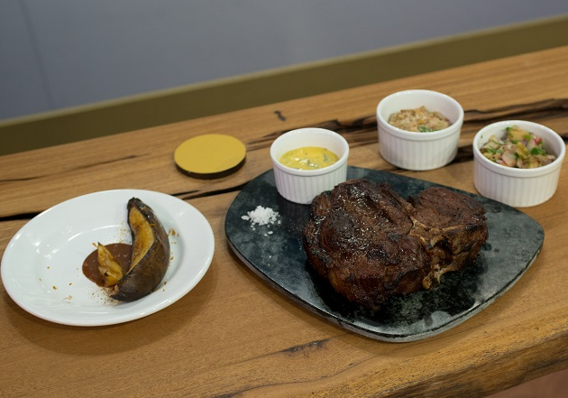 Porterhouse com vinagrete de abacaxi, molho béarnaise, farofa de castanha-do-Brasil e banana assada com doce de leite | Band Receitas