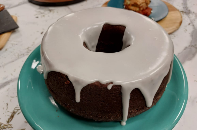 Bolo de chocolate com glacê | Band Receitas