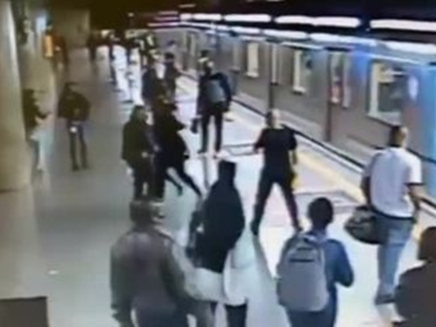 Homem é detido após tentar empurrar mulher nos trilhos do metrô de SP