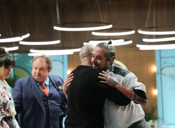 Marcelus abraça Fogaça após ser eliminado do MasterChef Profissionais