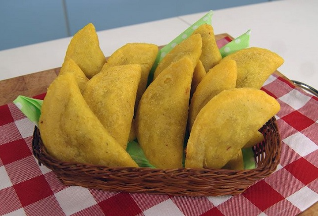 Como fazer pastel de angu? Carole Crema ensina receita clássica mineira Reprodução/Band TV