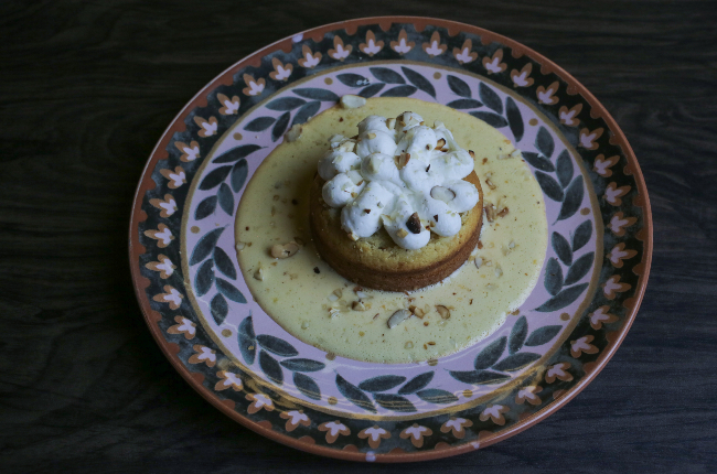 Minibolo de especiarias com chantilly de baunilha e cumarú e creme inglês aromatizado | Band Receitas