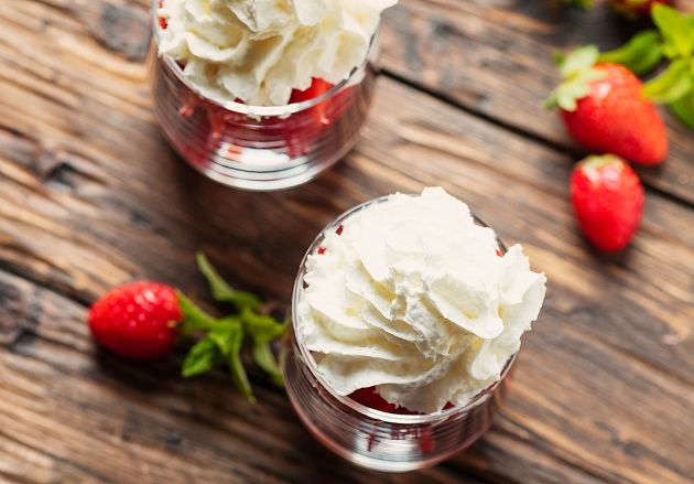 Merengue de morango da Carole Crema leva creme de iogurte Envato Elements