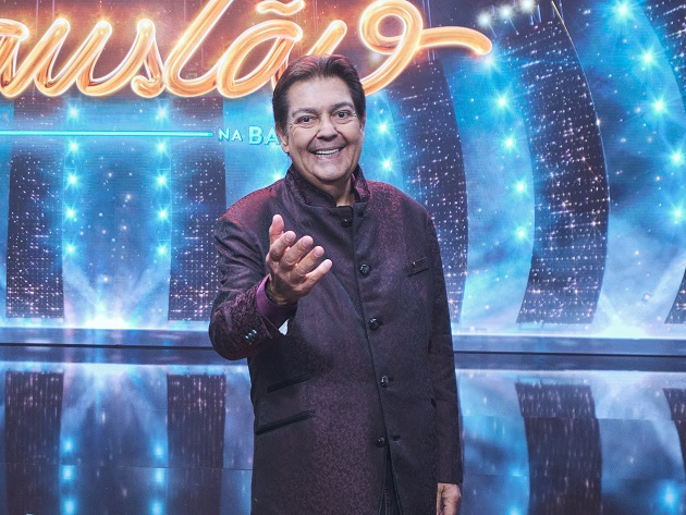 Faustão volta à Band e agradece apoio após "altos e baixos" no último ano