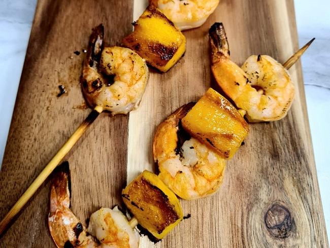 Espetinho de Camarão com Manga e Molho de Coco | Band Receitas