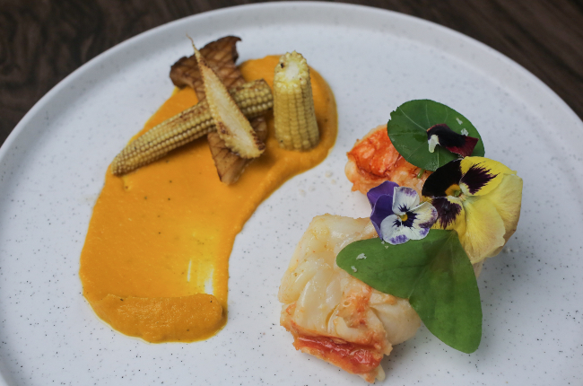 Lagosta confitada na manteiga com creme de cenoura, mini milho, cogumelos porcini e farofa de milho branco | Band Receitas