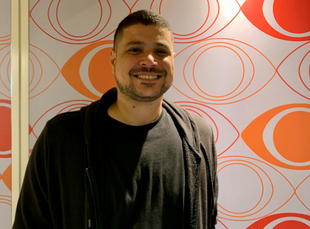 Raul Lemos nos bastidores da Band na estreia do MasterChef (Foto: Vibra)