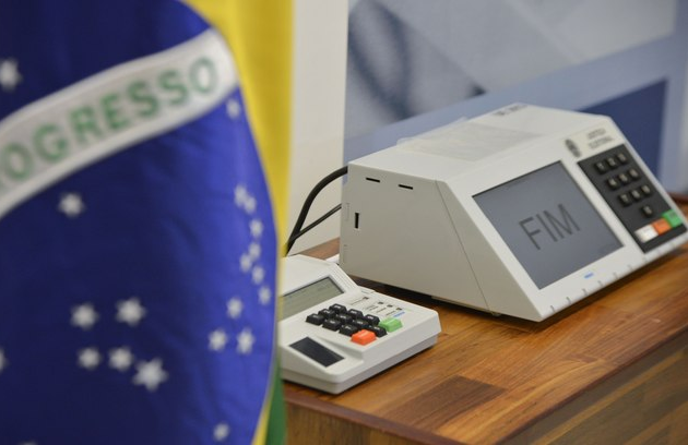Com índices estáveis, Lula venceria Bolsonaro no 2º turno, diz pesquisa Poderdata
