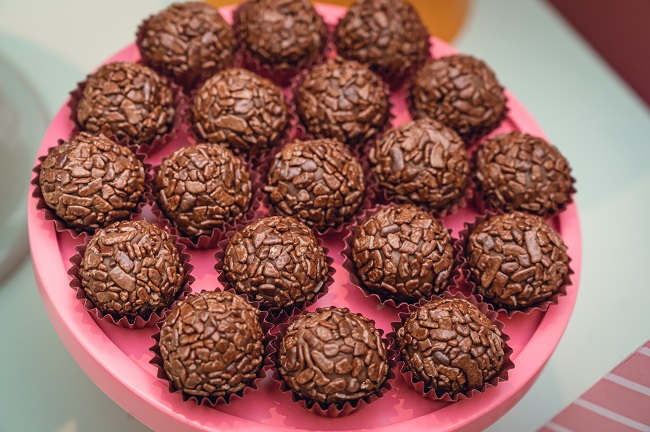 Brigadeiro com cacau, achocolatado ou chocolate: qual o melhor? Envato Elements