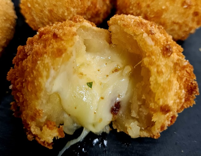 Bolinha de queijo do Edu Guedes | Band Receitas